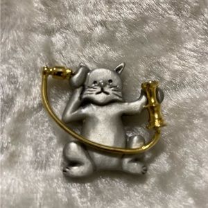☘️VTG Signed Alexandra Pewter Cat Brooch w/Gold Telephone